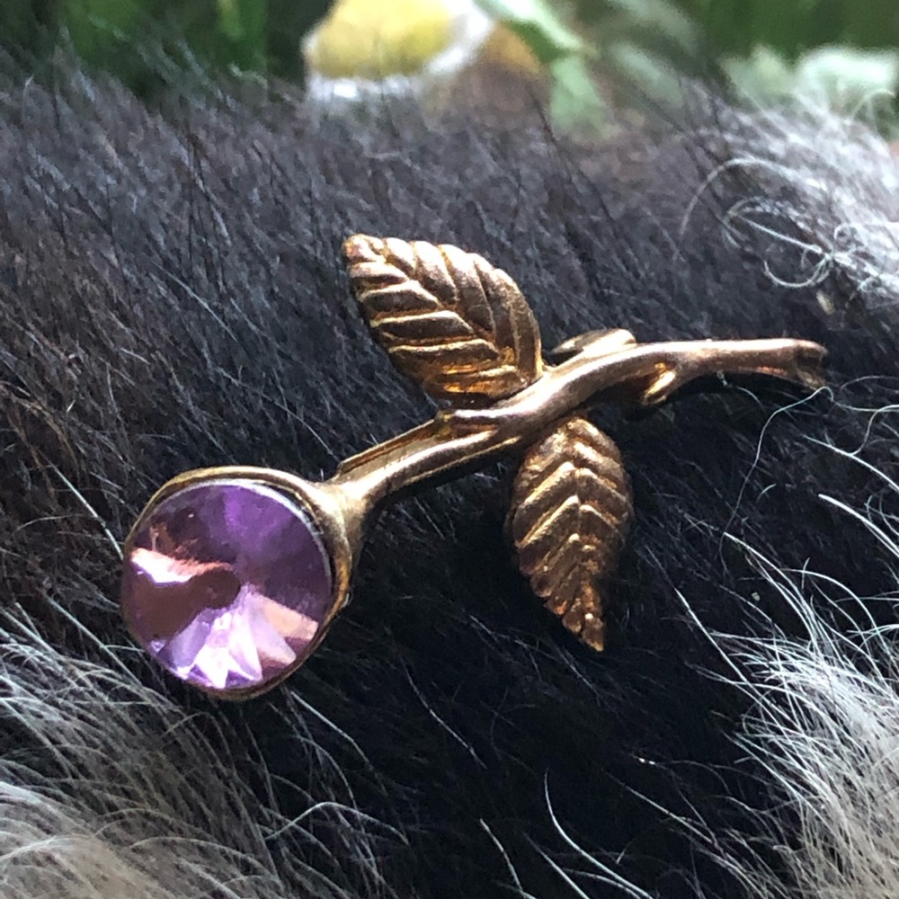 Vintage 80s lilac rivoli cut glass stone thorn rose brooch pin